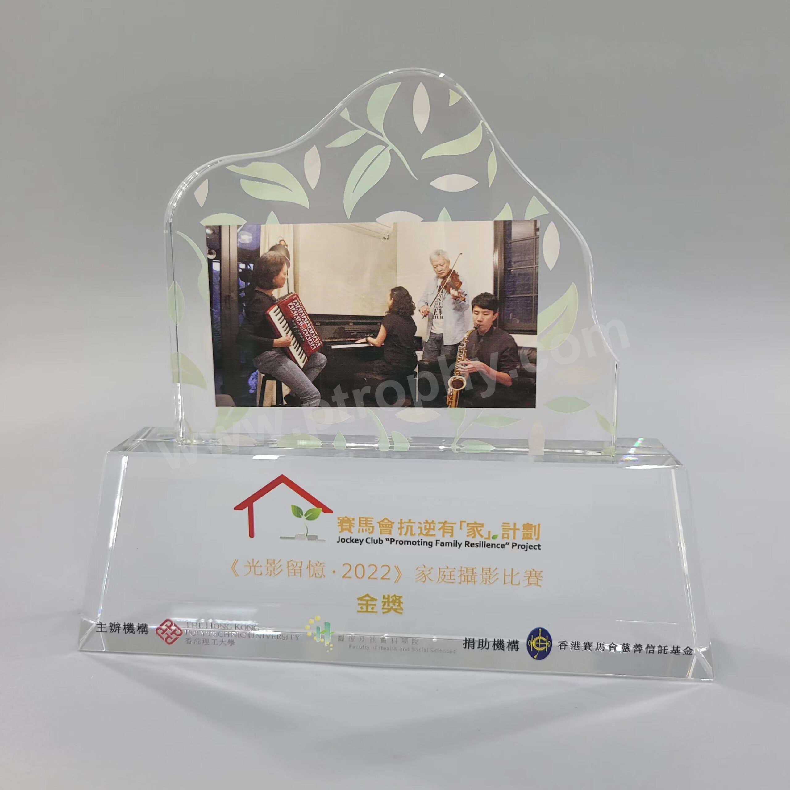 獎座以白色大理石製成